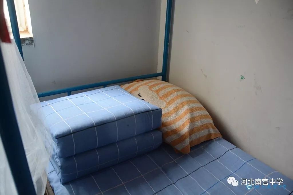 经过一个多小时的整理和清扫,宿舍焕然一新,同学们脸上露出了开心的