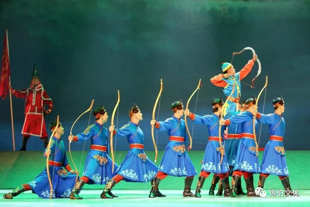 演出现场是诗的海洋,舞的世界,加上交响音乐,把人们带到了梦幻般的