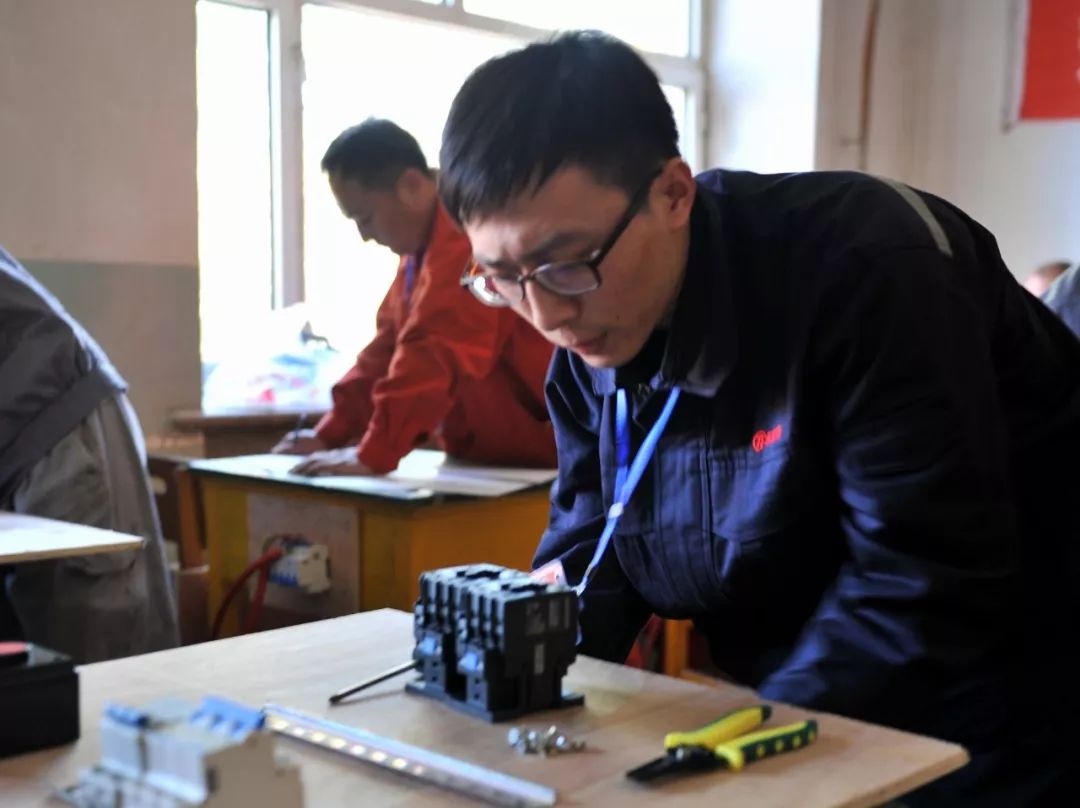 集团第一届设备机修技术比武大赛电工组比赛在建龙北满圆满结束