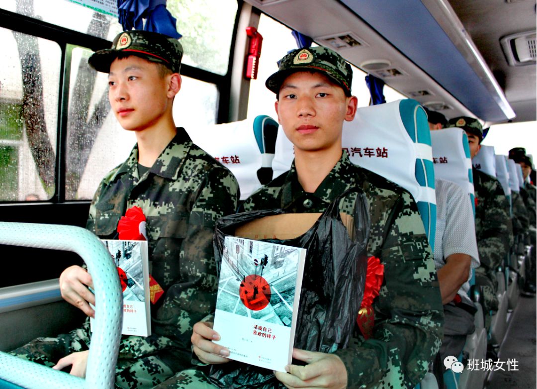 同时嘱咐家长们要关心孩子在部队中的思想,学习情况