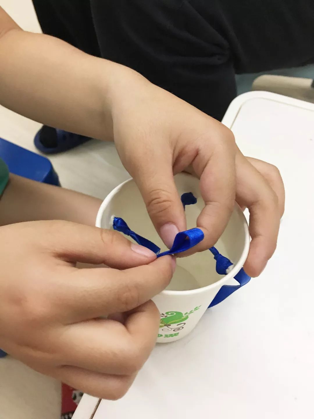 薛礼小朋友用自制天平对比了铅笔和橡皮擦的重量,得出的结论是铅笔重