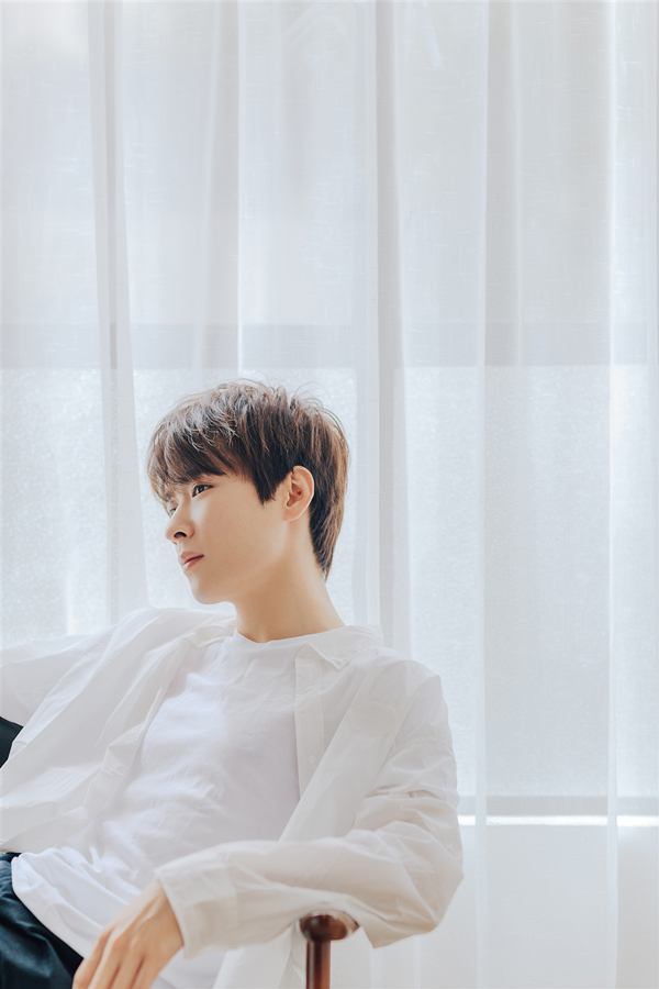吴昊泽慵懒写真曝光干净清爽化身白衣少年