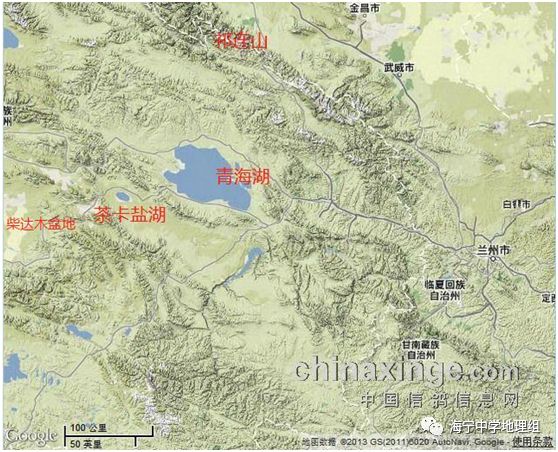 茶卡盆地西部,祁連山南緣新生代凹陷的山間自流小盆地內,南面有鄂拉山