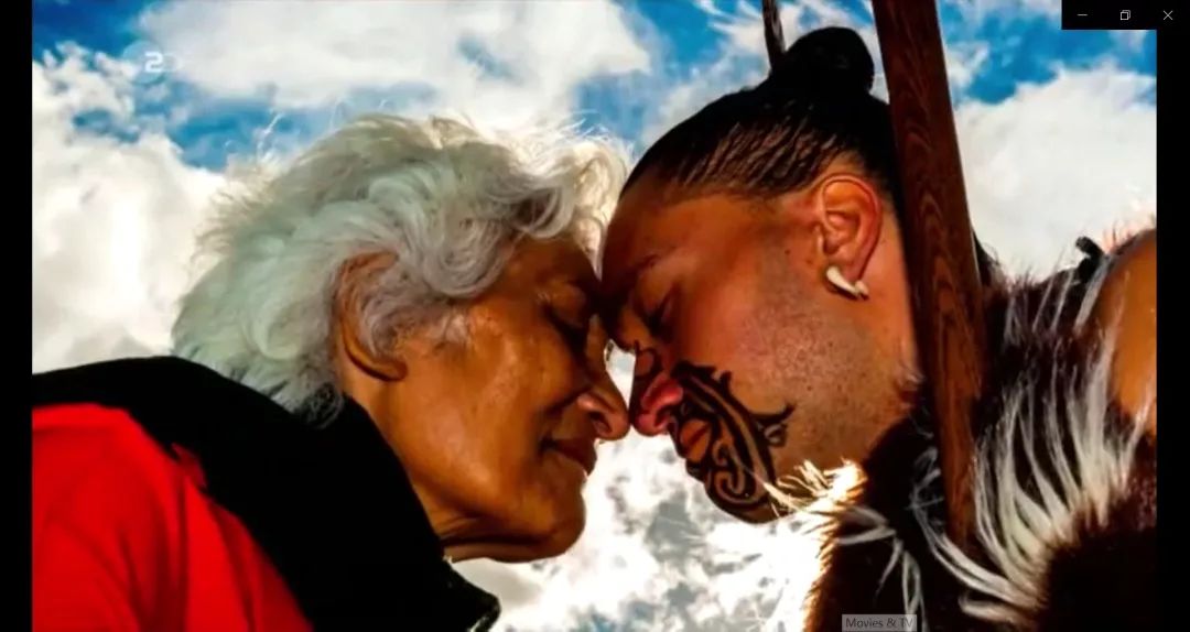 例如视频中举例新西兰的毛利人(maori)打招呼的方式是互碰额头和鼻子