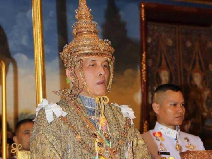 泰国王室富得流油国王加冕王冠10亿泰铢为何苏提达没后冠
