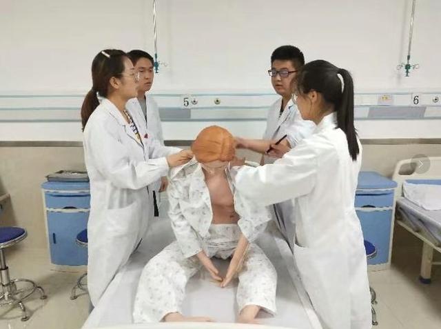 同学们练习体格检查