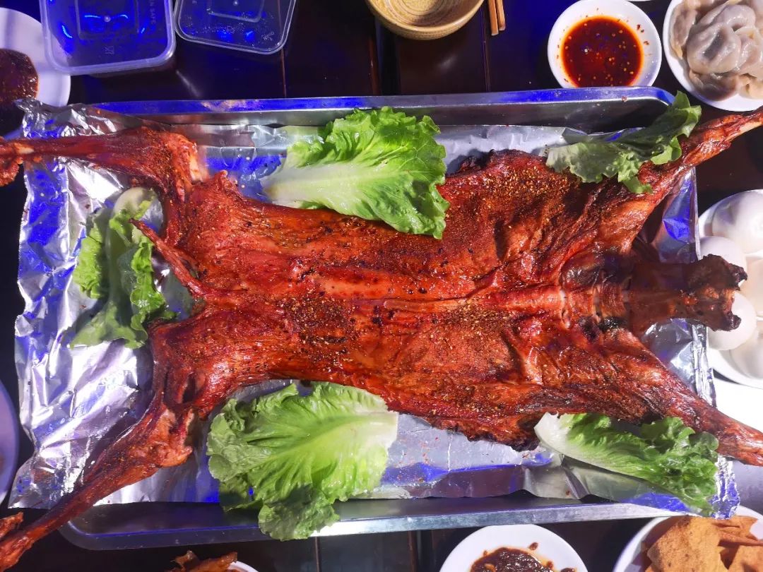 这样才能吃到火候最棒的烤全羊来的时候也一定要准时预订电话0736