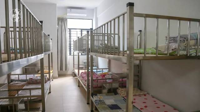 从开学起便提供午餐午休服务学校建有学生饭堂和宿舍楼松山湖第二小学