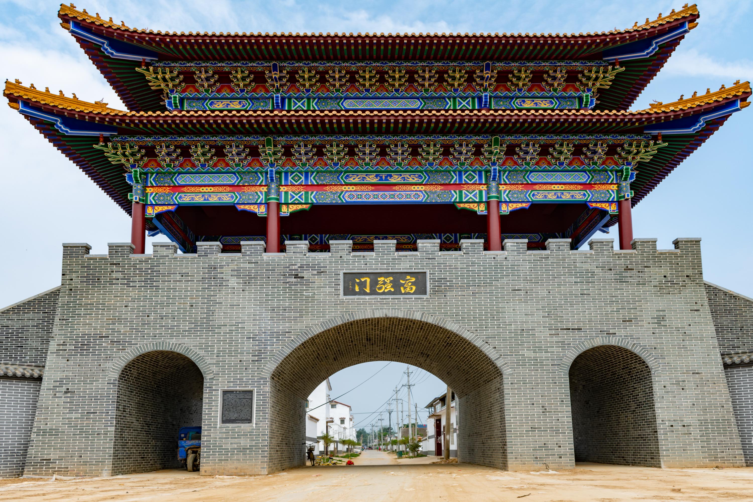 原创耗资三亿围城防黄河泄洪老人卖老鼠药创业村口修成大前门