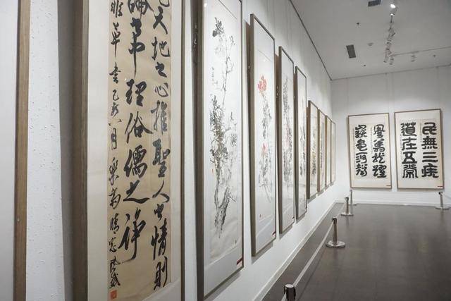 潍坊书画艺术对外交流协会首届书画展在十笏园拉开帷幕