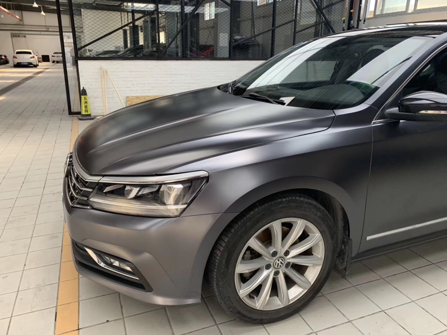 这次迈腾的身板更加硬朗了电光深空灰给它的不一样迈腾电光深空灰