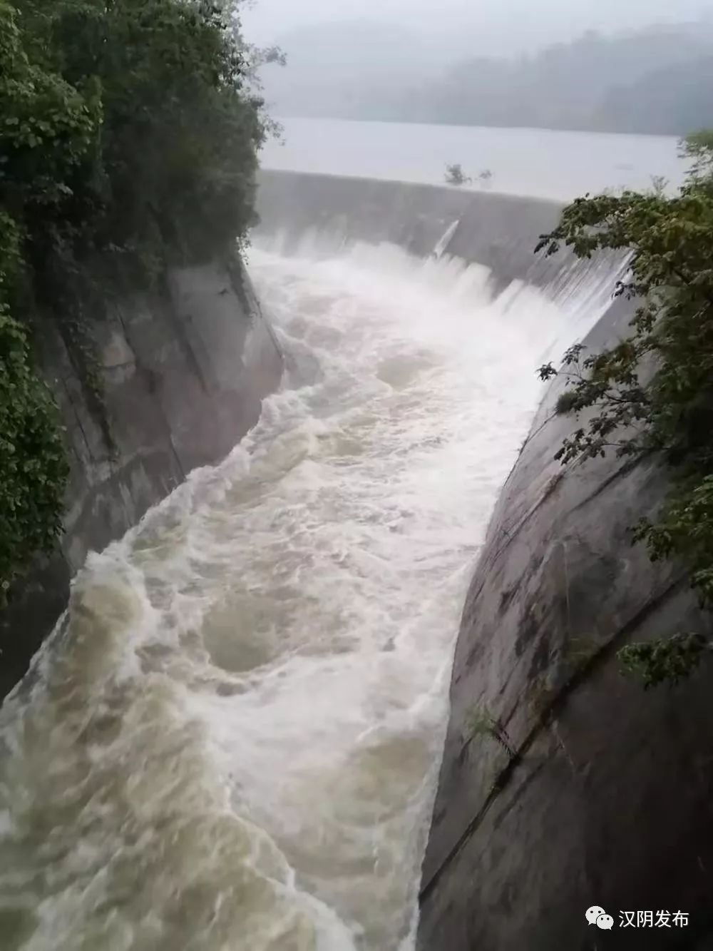 汉阴组织多部门力量全力应对暴雨天气