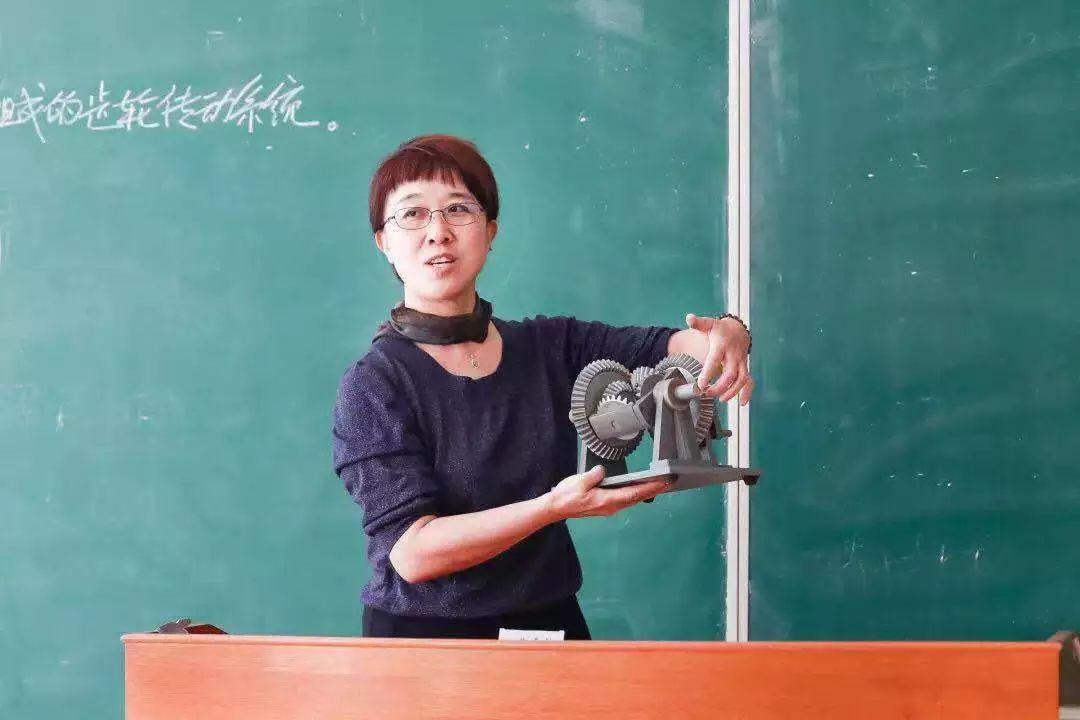 朦胧薄纱缭绕的夜空中一颗颗闪亮的星缓缓跳动感谢所有的老师因为有你