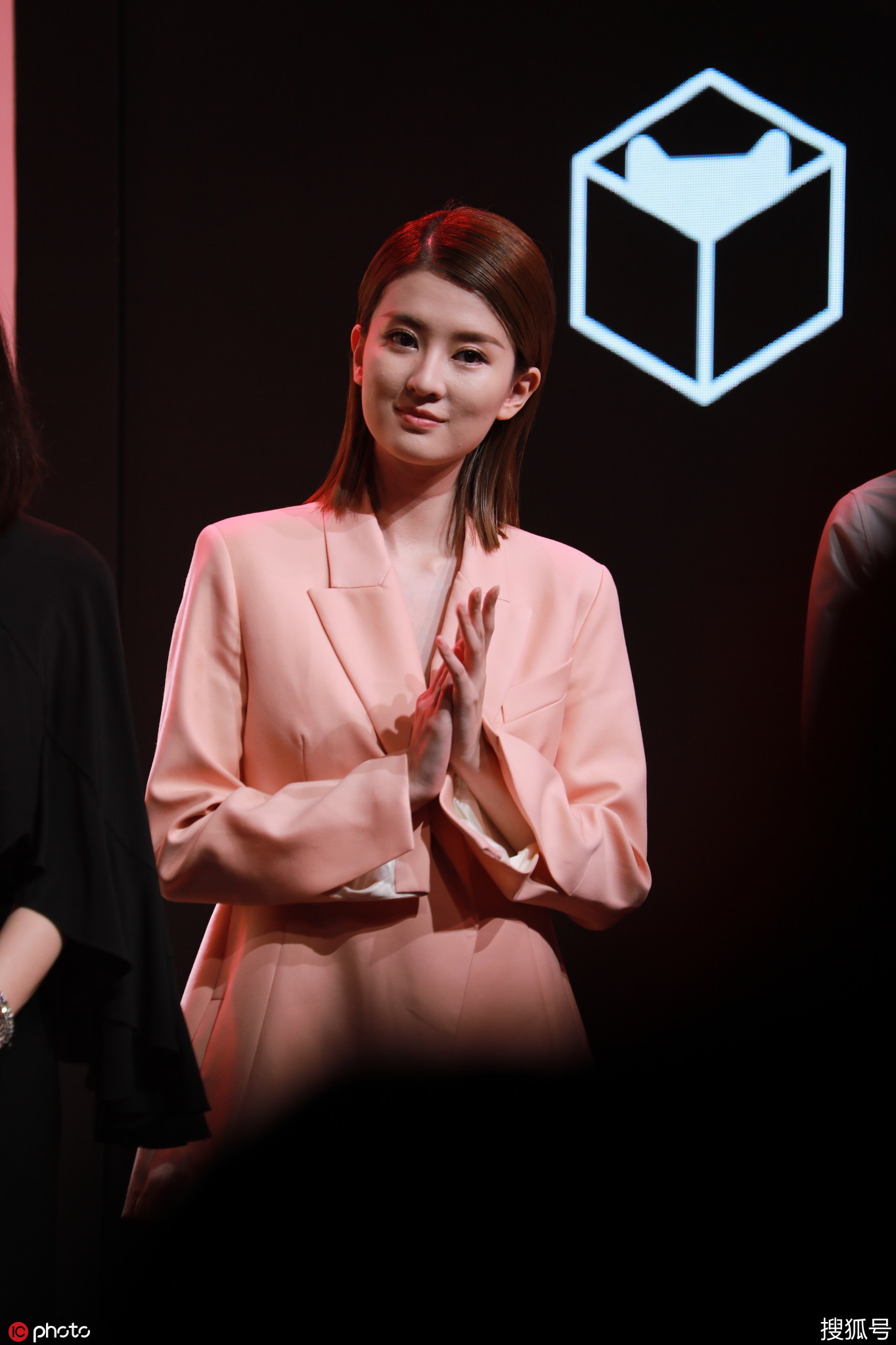 乔欣粉粉嫩嫩扮职场御姐,张靓颖与她同框显得圆润