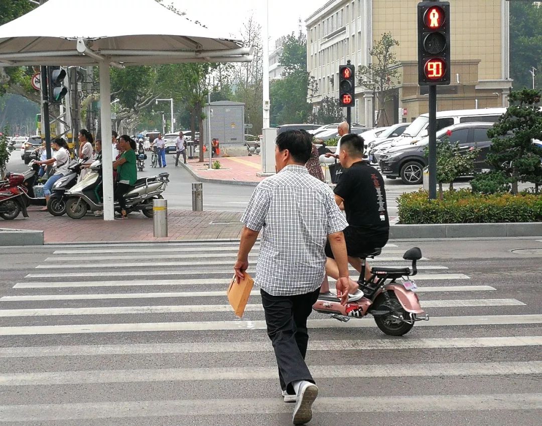 行人红灯照片图片