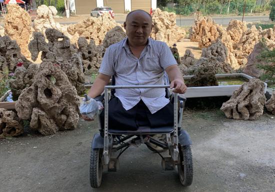 30岁时因为患上脉管炎被迫双腿截肢,从此只能与轮椅相依为命