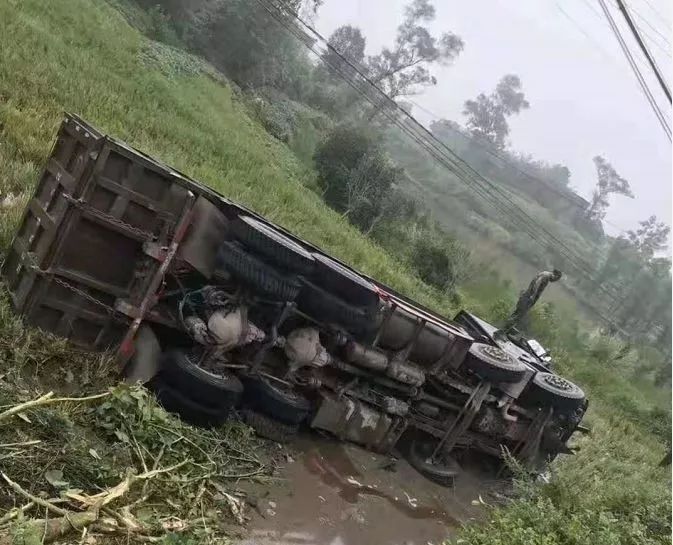 泸州一公路发生交通事故现场惨烈附图