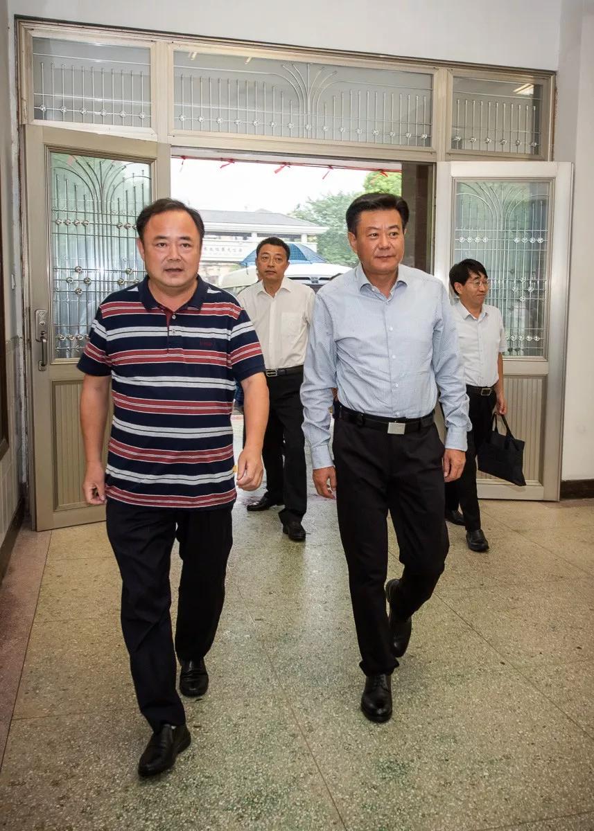 江苏兴化市委书记李卫国来兴化中学走访慰问一线教师