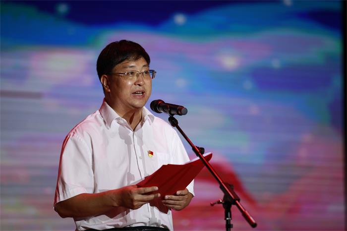 县委副书记熊安跃宣读了《中共西畴县委 西畴县人民政府关于通报表扬