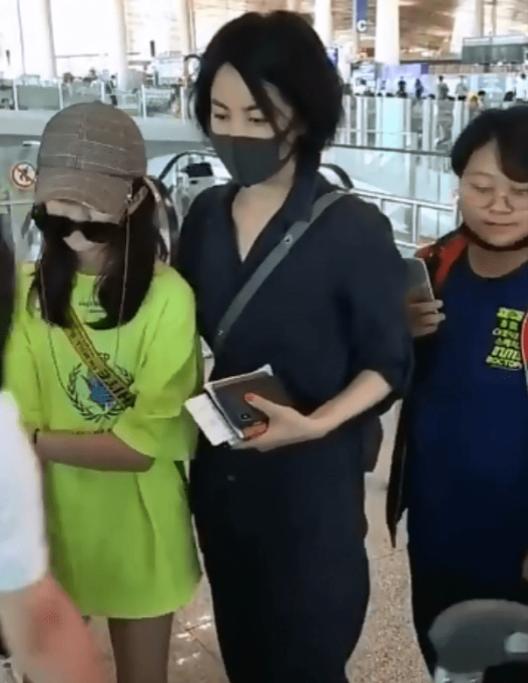王菲小女儿现身在机场，用墨镜遮挡嘴巴不让人拍照