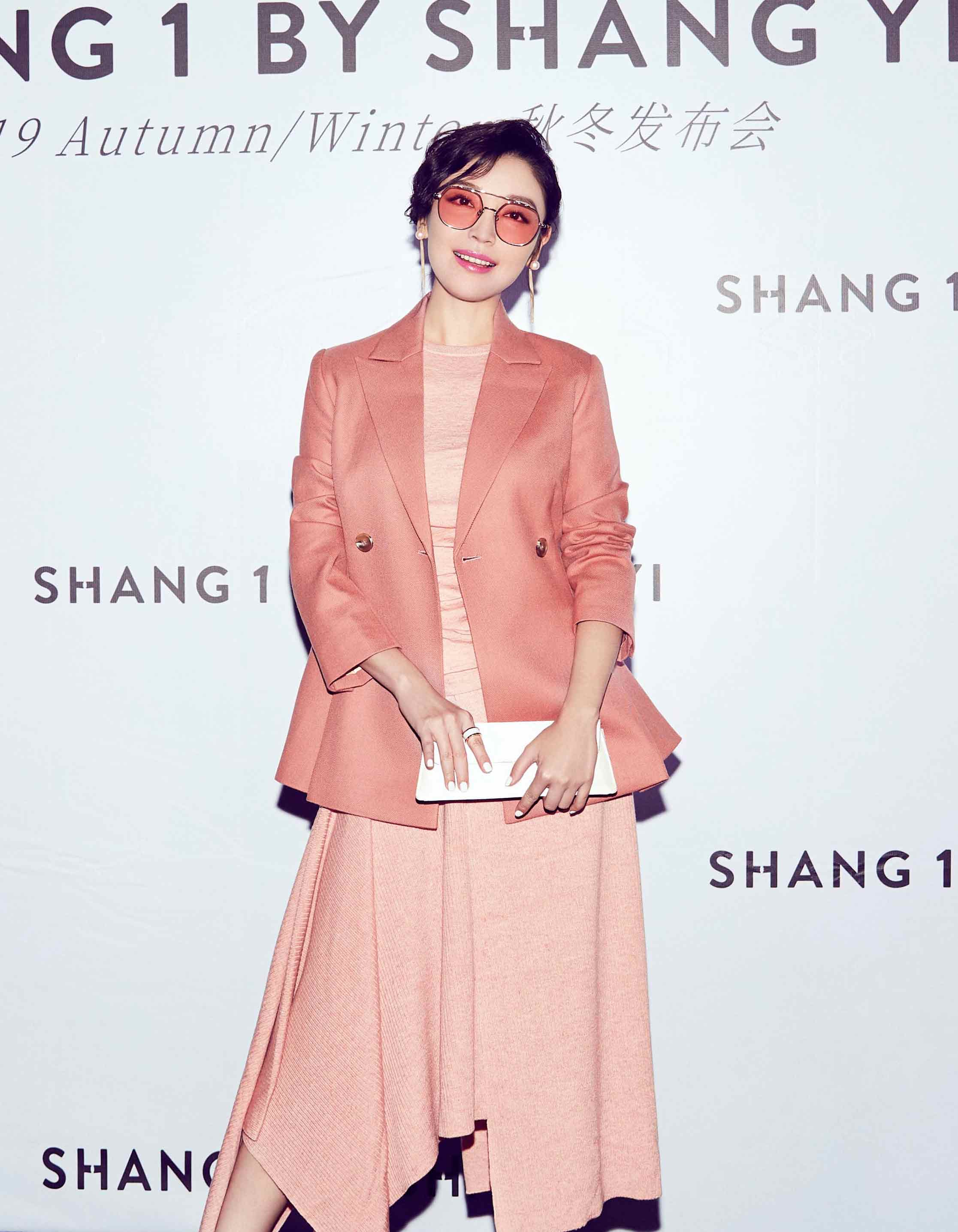 高晓菲亮相北京时装周 飒爽干练气场全开