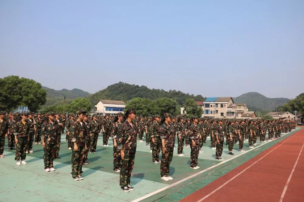 市示范性综合实践基地迎来了益阳师范学校及梓山湖中学初一学生的军训