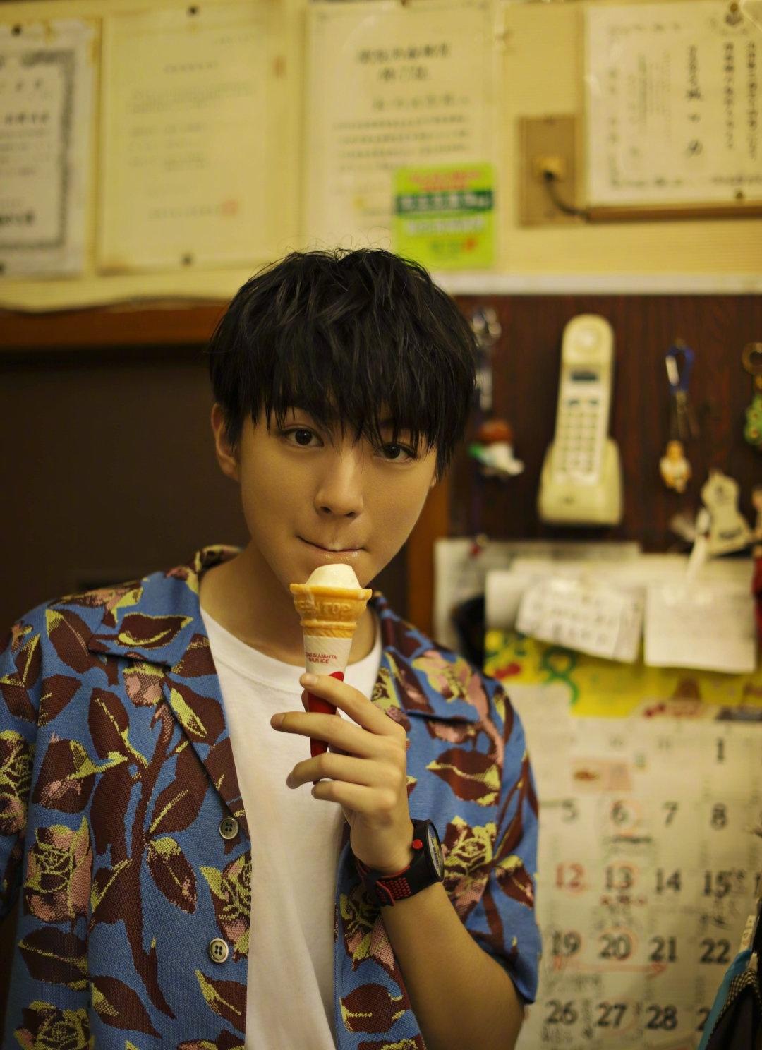 王俊凯吃冰淇淋图片