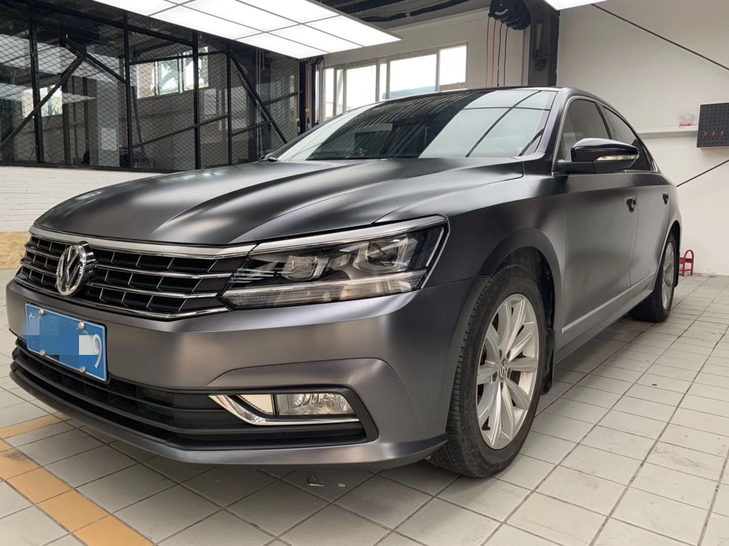 这次迈腾的身板更加硬朗了电光深空灰给它的不一样迈腾电光深空灰