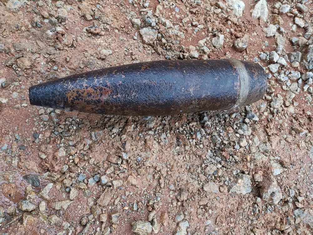 惊废铁中发现炮弹疑似125榴弹炮弹头