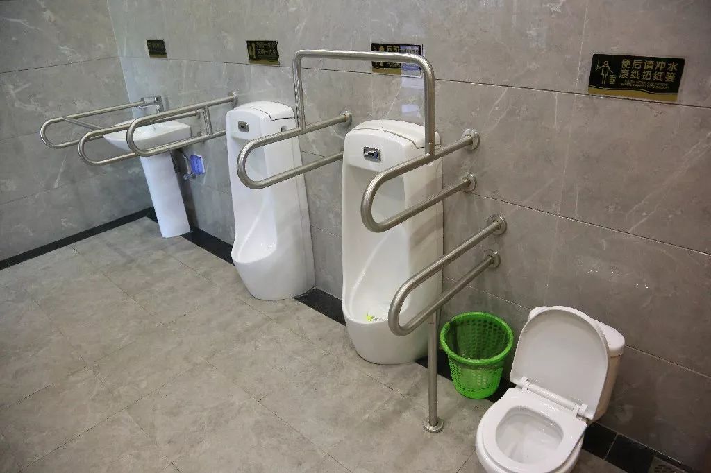 多层灯光柔和而富有美感;第三卫生间里,无障碍坐便器,无障碍小便斗,无