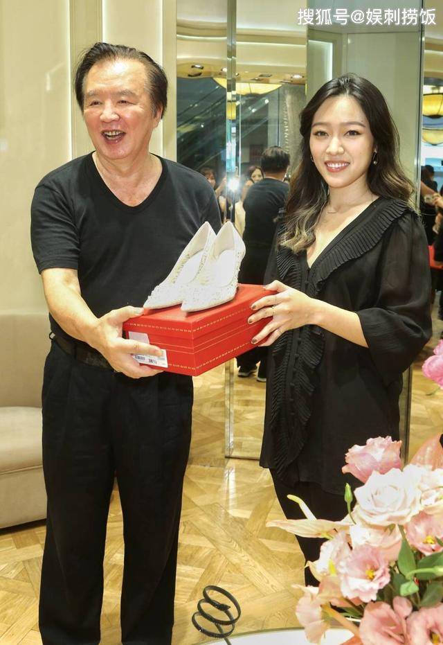 据台媒报道,今天林志玲爸爸林繁男出席品牌活动,他的出现意外成为焦点