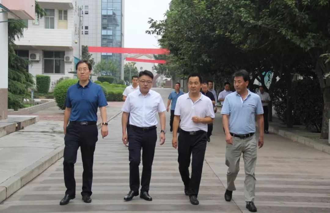 凤翔县县长王宏强看望慰问一线教师代表!