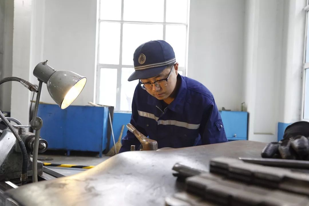 钳工是机械制造中最古老的金属加工技术,也是一个讲究活儿,包括錾削