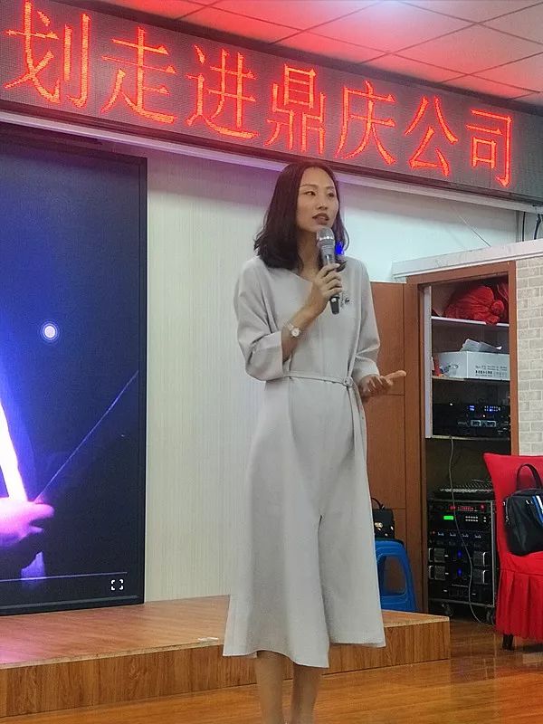 王一涵老师在读书讲座上作精彩演讲.