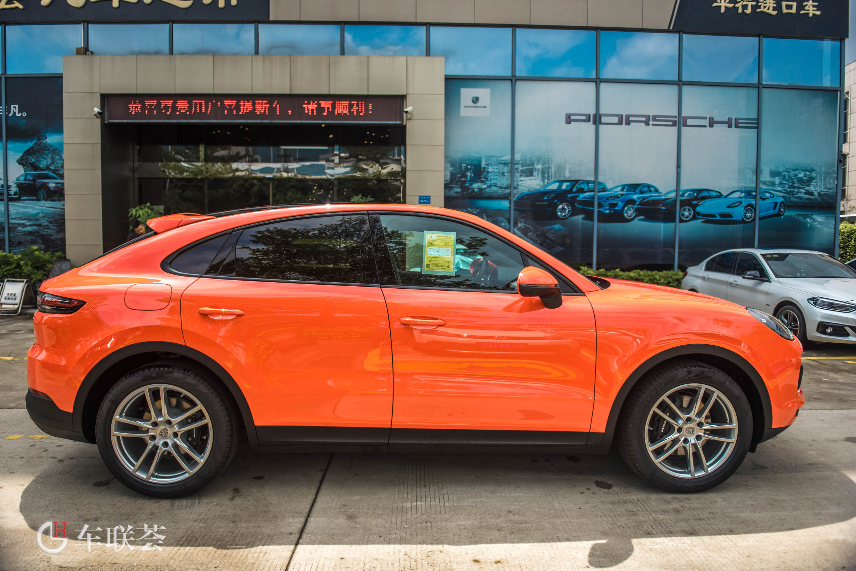 厦门名车风光保时捷cayennecoupé30t熔岩橙