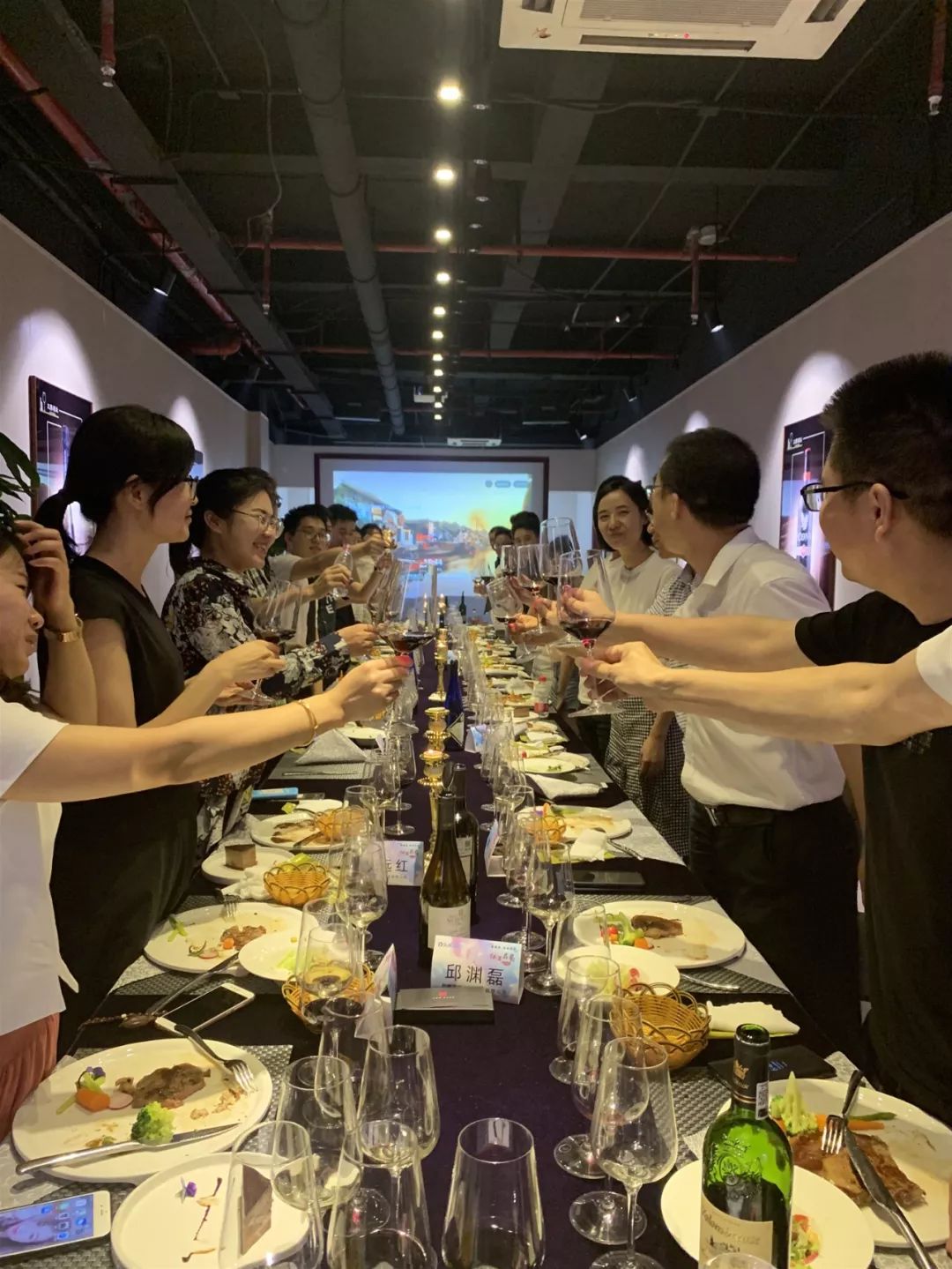 东电社创业社交红酒品鉴以酒会友携手众创业者一路前行