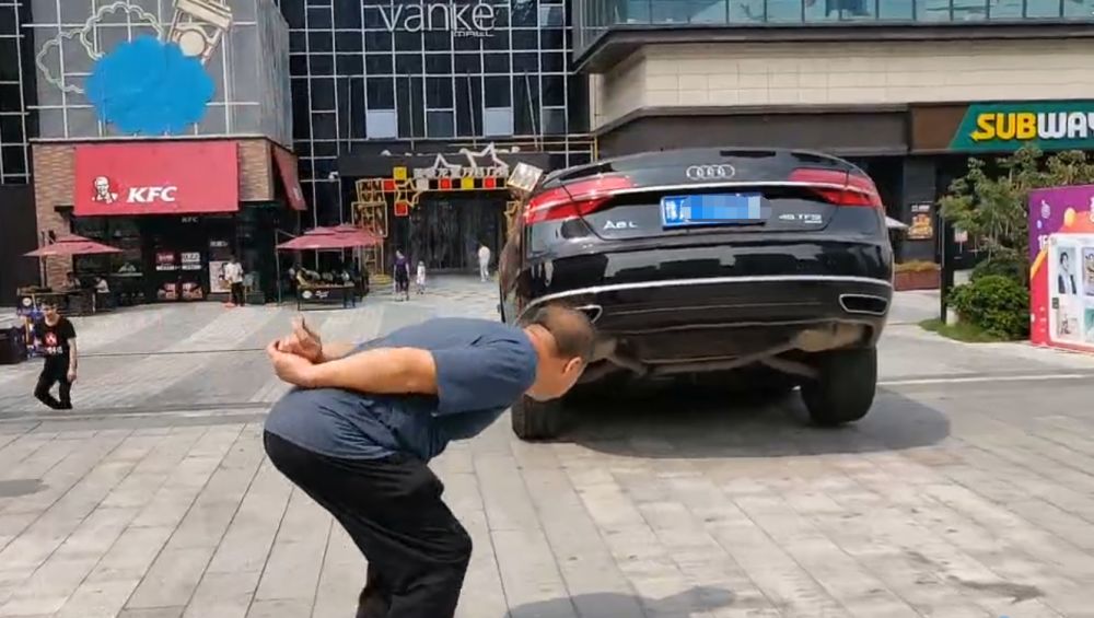 一名保安表示:"是司机走错路了,不小心开车下了楼梯,具体的原因不太