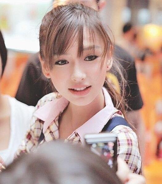 杨颖刚出道时照片被曝光,长相甜美性格随和,看起来比现在还漂亮