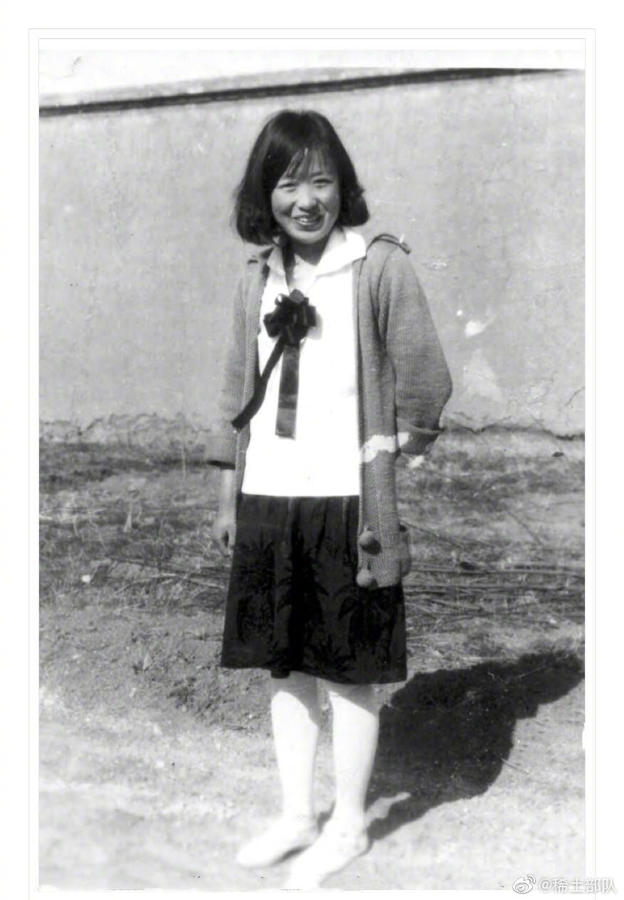 章子怡晒姥姥年轻照片气质卓尔不凡不愧是名门之后