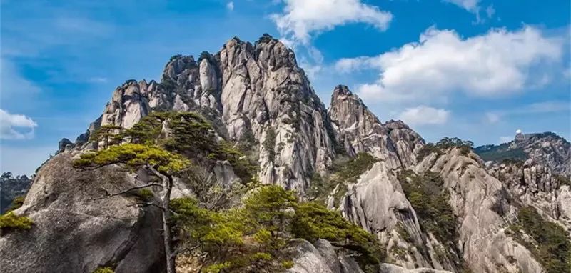 黃山是世界文化與自然遺產,世界地質公園,是國家級風景名勝區,全國