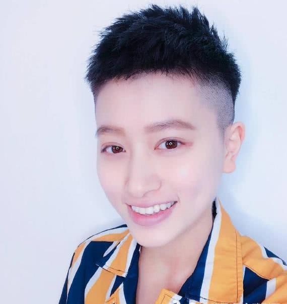 她是《落跑甜心》的女主,剪掉蘑菇头攻气十足,与女友海边亲吻_郑靓歆