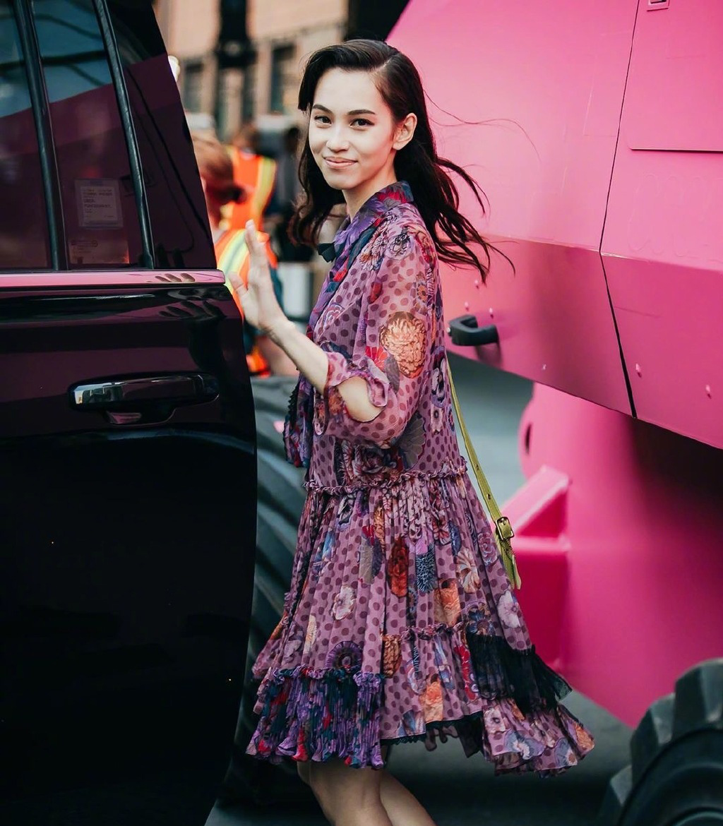水原希子现身时装周身着一袭碎花裙美呆宛如灵动的可爱精灵