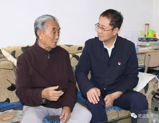 定边县委书记胡统金中秋节前看望慰问离休干部