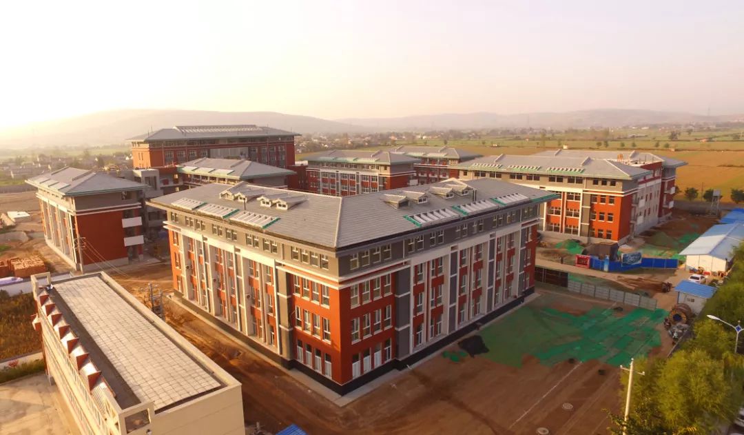 凤翔县县长王宏强看望慰问一线教师代表!