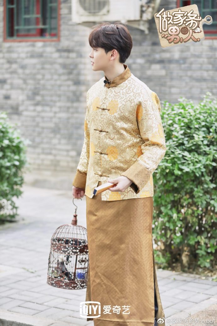 《做家务的男人》抖落尤长靖唐装剧照 富贵人家走出来的小少爷