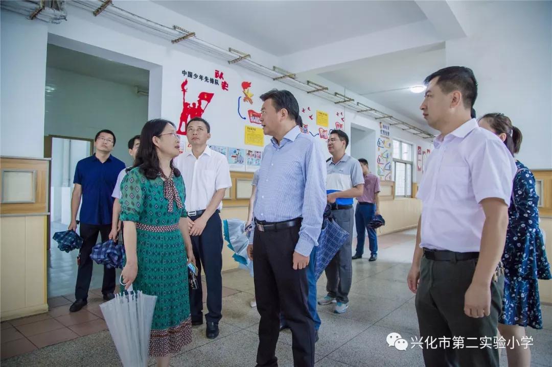 江蘇興化市委書記李衛國走訪慰問第二實驗小學師