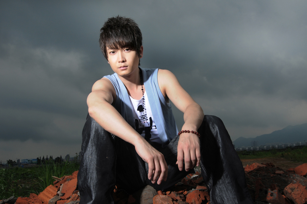 原创35岁的歌手东来东往因涉毒被判刑1年7个月上个月还在宣传新歌