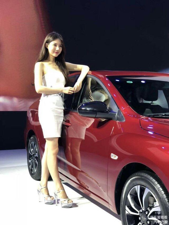 成都出美女,百闻不如一见!jeep车模小姐姐一贯的运动风.