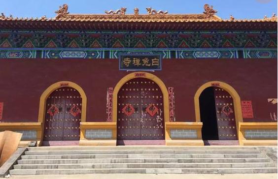 许昌一1500年的古寺,曾香火鼎盛,信徒众多,寺内却供奉不少兔子
