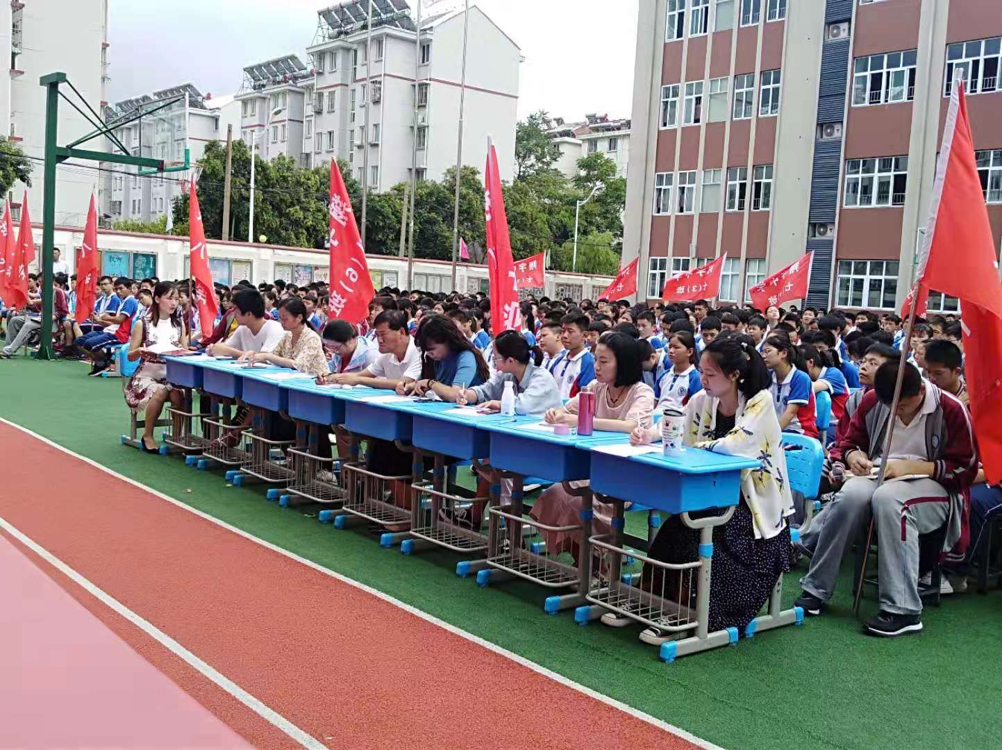 淮安市翔宇中学隆重举行庆祝第35个教师节演讲比赛暨千人签名活动